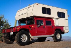 Крутой Hummer H1, переоборудованный для путешествий, который можно купить