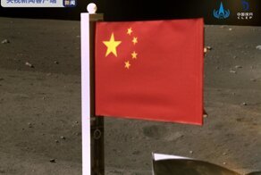 Китайцы установили на Луне свой флаг