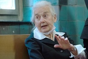 Отрицавшую Холокост 92-летнюю женщину повторно осудили в Германии