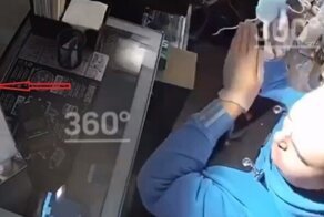 Раздраженный дед напал с тростью на работника кофейни за просьбу надеть маску