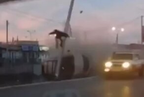 Читинский водитель снес столб и вылетел через лобовое стекло