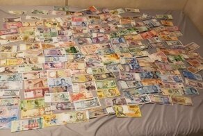 Мужчина показал свою коллекцию купюр со всего мира