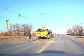 Многотонная автоцистерна: в Волгограде КамАЗ сбил 17-летнюю девушку