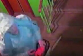 Житель Архангельска попытался с помощью бензопилы избавиться от камеры в подъезде