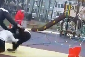 В Петербурге мужчина сломал руку ребенку, помогая своему сыну победить в драке