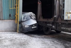 На заводе в Каменске-Уральском грузовой железнодорожный состав расплющил «ГАЗель»
