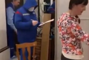 "Натоптали! Щас тряпку дам, будете мыть!": врачи неотложки выслушали кучу претензий от Яжемамы