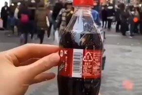 Необычная новогодняя этикетка бутылки Coca-Cola в Японии
