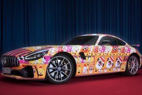 Уродливый рождественский свитер: Mercedes-Benz G-Class и AMG GT R надели в праздничные наряды