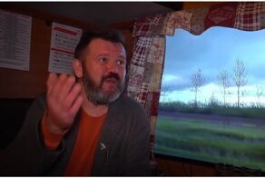 Мужчина оформил одну из комнат в доме в стиле железнодорожного купе