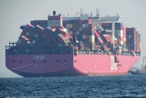 Во время шторма с японского судна за борт упало 2 000 контейнеров