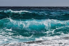 Почему вода в океане соленая: причины и теории