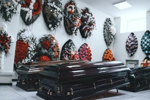Сотрудники ритуальной службы избили внука умершего, потому что он отказался отдавать тело