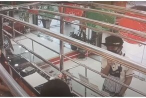 Побег запертого в ювелирном магазине грабителя попал на видео
