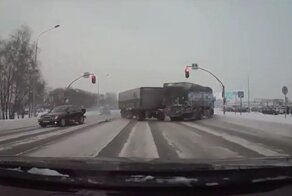 Авария дня. Разворот большегруза в Барнауле