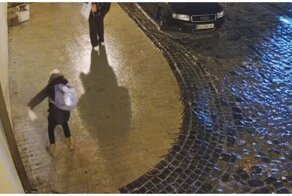 Очень упорная и невезучая девочка пытается идти по покрытой льдом улице