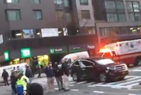 Автомобиль протаранил сторонников движения BLM на Манхэттене: видео