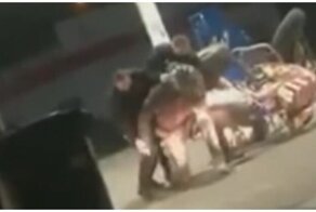 Полицейские пытаются арестовать водителя квадроцикла