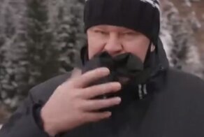 "Сказал - сделал": Губерниев "съел" перчатку в прямом эфире из-за женской сборной по биатлону