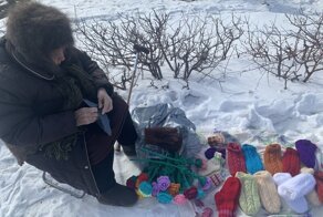 Delivery Club решила скупить вязаные шарфики у бабушек