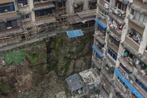 Под многоэтажкой в Китае обнаружили огромную статую Будды без головы