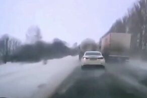 Обгон «паровозиком» вслепую на заснеженной трассе