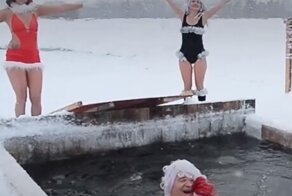 "Мы начинаем подготовку к Новому году": моржи из Кемерова в купальниках и трусах прокатились по льду