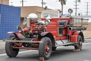 Пожарная машина с большим блестящим шаром, которой вот-вот исполнится 100 лет