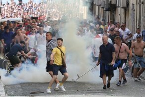 Двух российских фанатов футбола осудили на реальные сроки во Франции