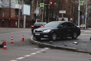Водитель хотел проскочить на красный, но вылетел на тротуар и сбил женщину