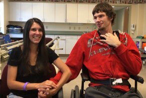 Парализованный парень встал на одно колено, чтобы сделать предложение девушке