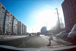 Нервы, как стальные канаты! Автомобилист чуть не сбил ребенка в Саратове