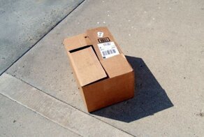 Мужчина нашёл загадочную коробку у себя под дверью