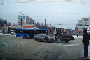 Столкновение легковушки с трактором в Твери