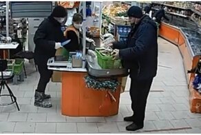 Вооруженный преступник попытался ограбить кассира, но женщина не испугалась его