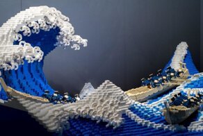 Знаменитую гравюру «Большая волна» собрали из 50 000 деталей LEGO