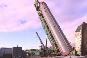 Минобороны показывает: загрузка в шахту межконтинентальной баллистической ракеты "Авангард"