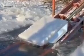 Как добывают лед для ледового городка