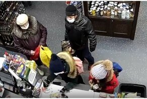 Женщина украла забытый школьницами смартфон
