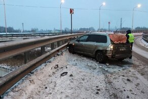 Прерванный полёт автомобилиста закончился столкновением с отбойником