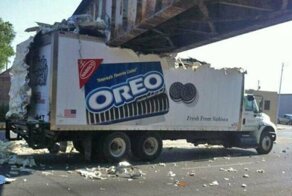 30 грузовиков и автобусов, которые попытались проехать под мостом, но тут же пожалели об этом