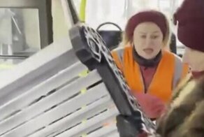 "Тетя в шубе из бобра сперла лавку на ура": в Питере дама попыталась провезти в автобусе скамью