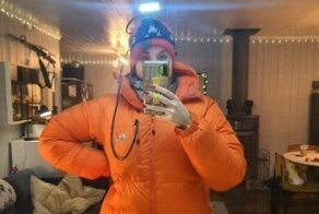 Девушка показала, как выгуливает собак в месте, где есть белые медведи