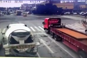 В Китае водитель фуры на своём примере показал необходимость соблюдения ТБ
