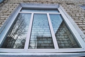 В Кургане окна в больнице установили поверх кирпичной стены