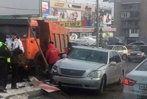 Водитель КамАЗа спровоцировал ДТП в Новосибирске