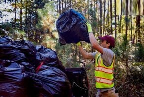 Парень решил посвятить жизнь сбору мусора