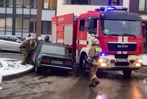 Каждая минута на счету! Пожарные вручную отодвинули припаркованный автомобиль