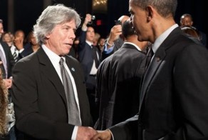 Чудаки, фотографирующие на iPad2 (2 фото)