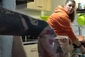 Девушка разыграла свою подругу "застрявшей" рукой